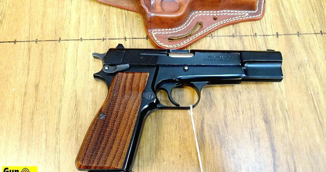 Browning HI-POWER .40 S&W Pistol. Excellent Condition.: Browning HI-POWER .40 S&W Pistol. Excellent Condition. 4.75" Barrel. Shiny Bore, Tight Action World Famous Handgun. Strong Black Finish and appears very lightly used. Grips are original and sharp edge