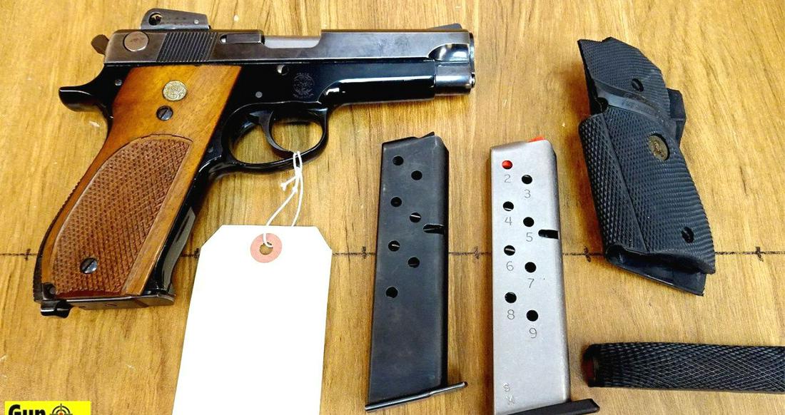 S&W 439 9MM PISTOL. Good Condition. BLACK STEEL SLIDE.: S&W 439 9MM PISTOL. Good Condition. BLACK STEEL SLIDE. WITH FULLY ADJUSTABLE SIGHTS AND PROTECTIVE EAR DECOCKER ON SLIDE. SMOOTH COMBAT TRIGGER. BEAUTIFUL SMITH & WESSON CHECKERED GRIPS 3 MAGS AND ONE