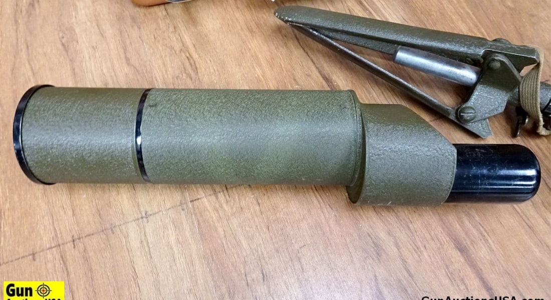 Baush & Lomb Spotting Scope. Very Good. 19.5x Objective Lens. Includes Padded hard Case and Tri-: Baush & Lomb Spotting Scope. Very Good. 19.5x Objective Lens. Includes Padded hard Case and Tri- Pod. . (64128)