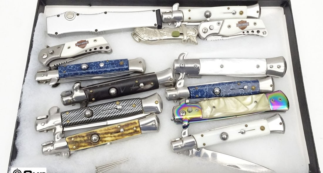 Harley Davidson, Tac-Force, Etc. Knives. Excellent . Lot of 13; Assorted Switch Blade Knives. Includ: Harley Davidson, Tac-Force, Etc. Knives. Excellent . Lot of 13; Assorted Switch Blade Knives. Includes Display Case. . (67782)
