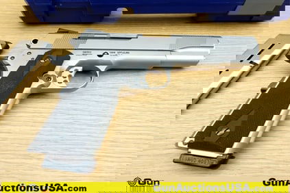 Smith & Wesson SW1911 45 ACP Pistol. Like New. 5" Barrel. Semi Auto A meticulously crafted, iconic