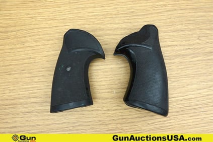 Grips. Good Condition. Two Revolver PACHMAYR Grips. . (77670) (GSCM81)