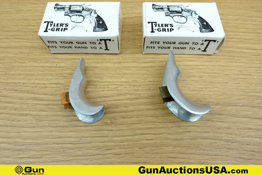 TYLER-T COLLECTOR'S Grips. Very Good. SET OF 2 Late Model TYLER-T Grips in Original Box's. . (78069): TYLER-T COLLECTOR'S Grips. Very Good. SET OF 2 Late Model TYLER-T Grips in Original Box's. . (78069) (GSCM15)