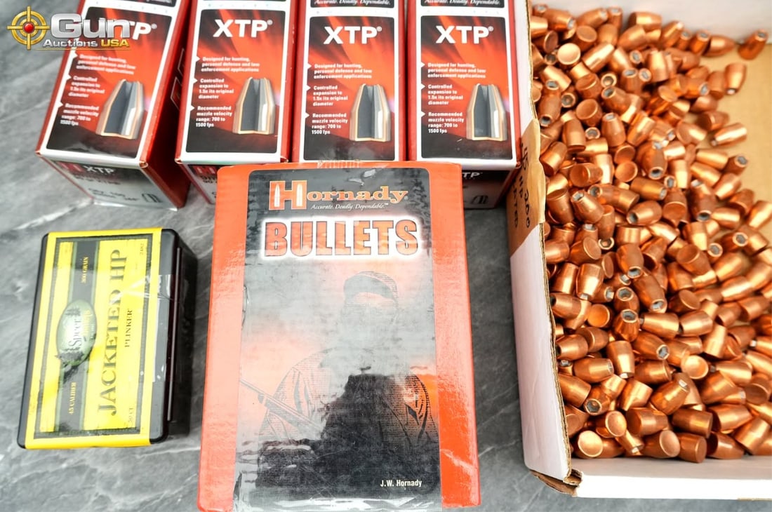Assorted Hornady and Speer reloading projectiles A variety of unprimed reloading projectiles (1 of 4)