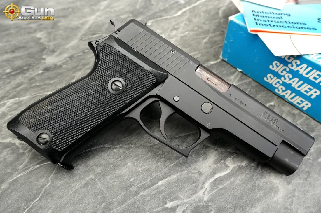 SIG SAUER P220 9MM Semi Auto Pistol, 4.5" Barrel, Very Good Condition, Shiny Bore, Tight Action,: SIG SAUER P220 9MM Semi Auto Pistol, 4.5" Barrel, Very Good Condition, Shiny Bore, Tight Action, sn:G131969German-made full-size service pistol chambered in 9mm, featuring a matte finish on the slide 