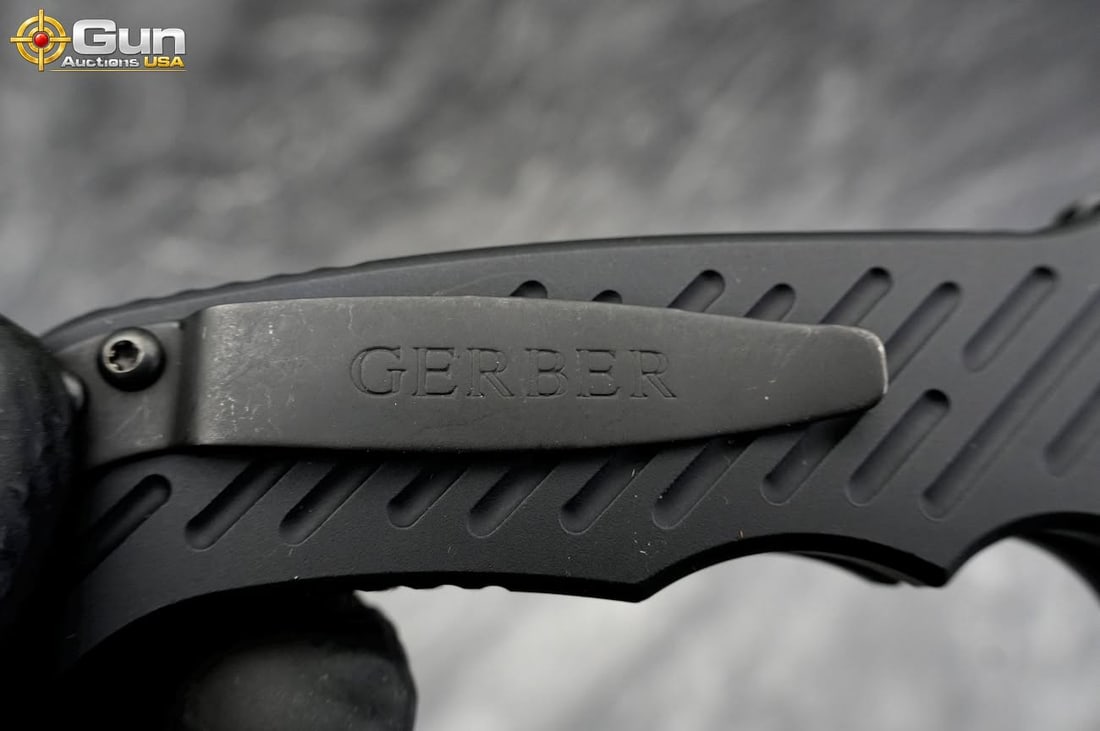 Gerber, Buck, EKA, Etc. Five assorted knives. Very - 5