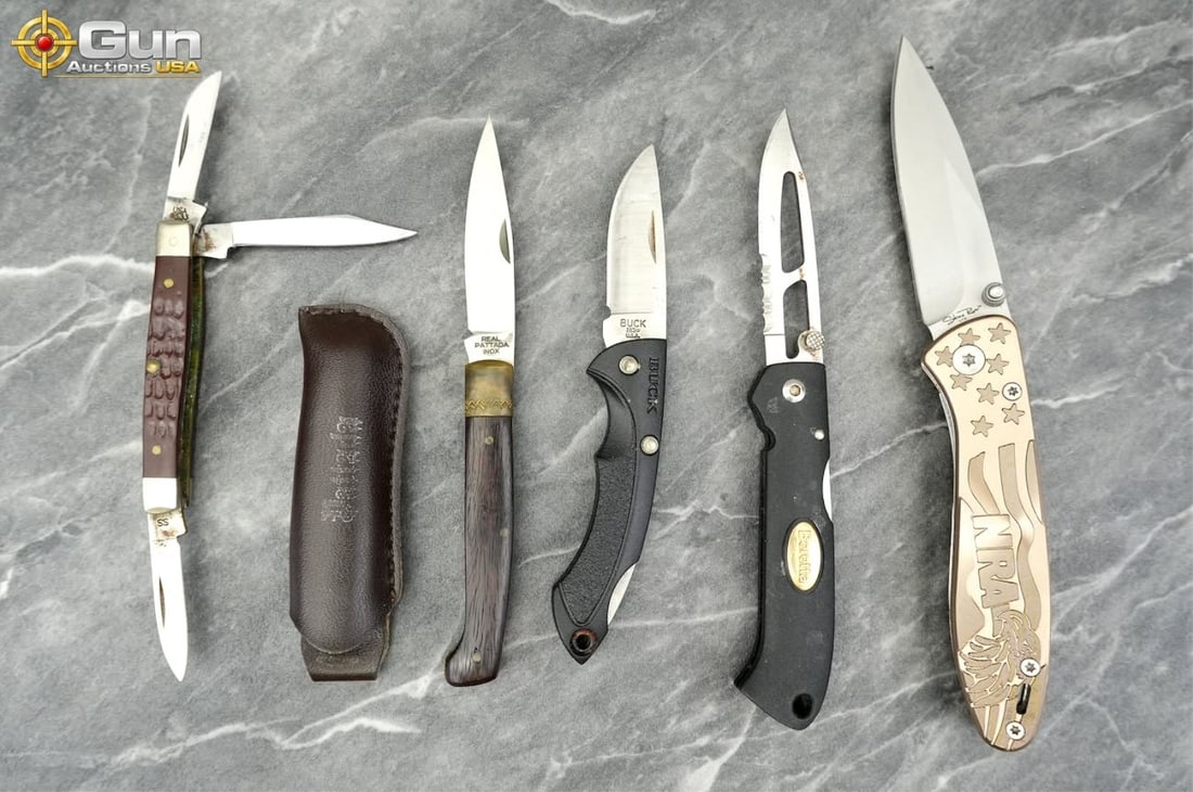 Buck, Beretta, Case, etc. pocket knives. Good Cond: Buck, Beretta, Case, etc. pocket knives. Good Condition.This selection comprises five folding pocket knives displayed alongside a brown leather belt sheath. Included are a Buck Model 283 lockback