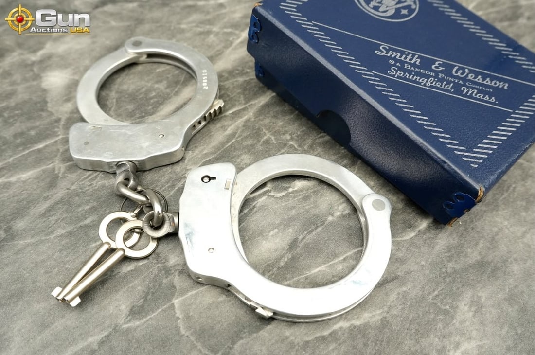 Smith & Wesson 926 Handcuffs. Very Good Condition. (1 of 9)