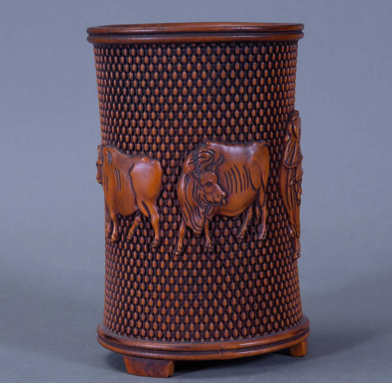 ANCIENT CHINESE BOXWOOD CARVING PEN HOLDER: ANCIENT CHINESE BOXWOOD CARVING PEN HOLDER. H. 14 cm. Diam. 7.7 cm. Weight 141 gram.