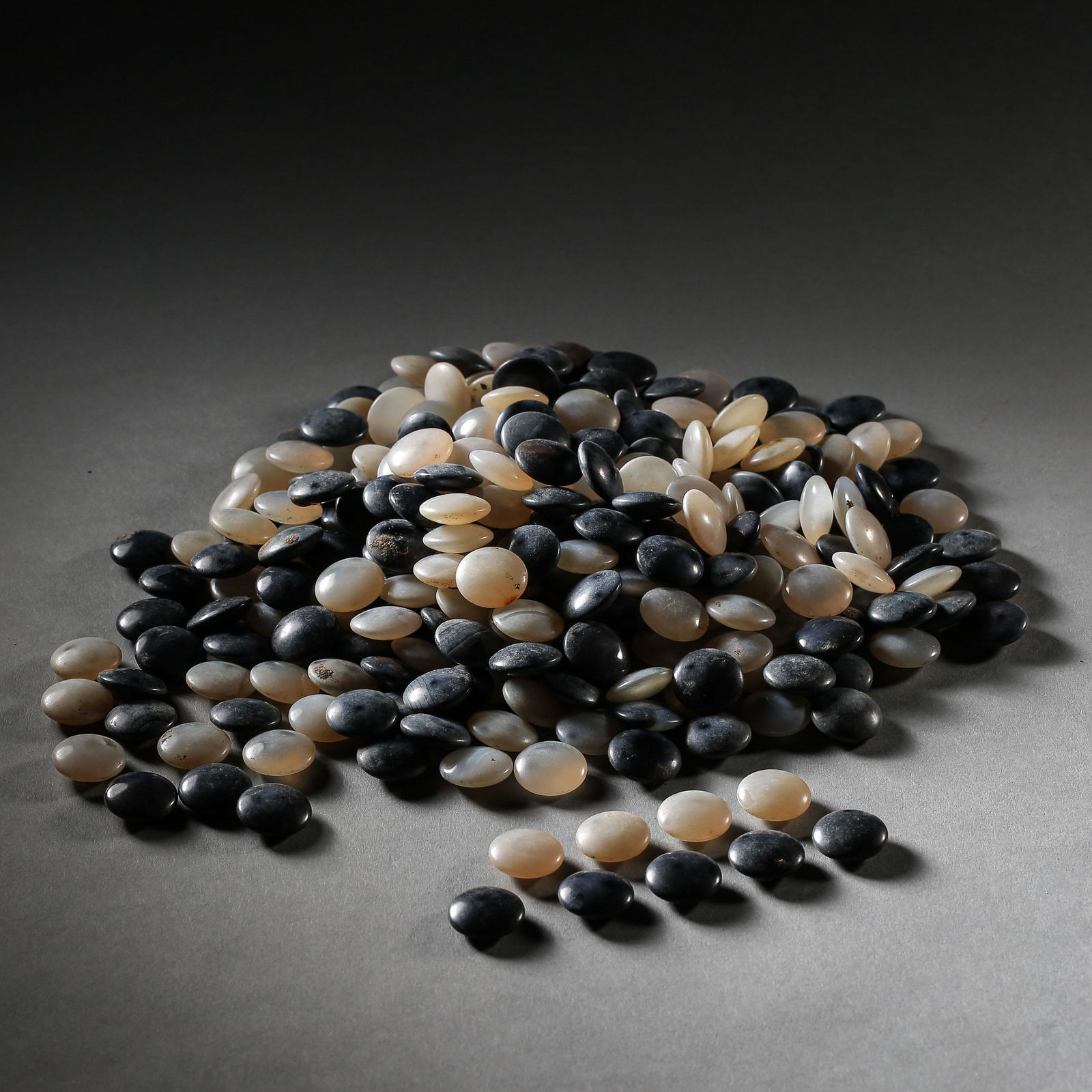 A SET OF CHINESE LIAO DYNASTY AGATE CHESS PIECES (1 of 7)