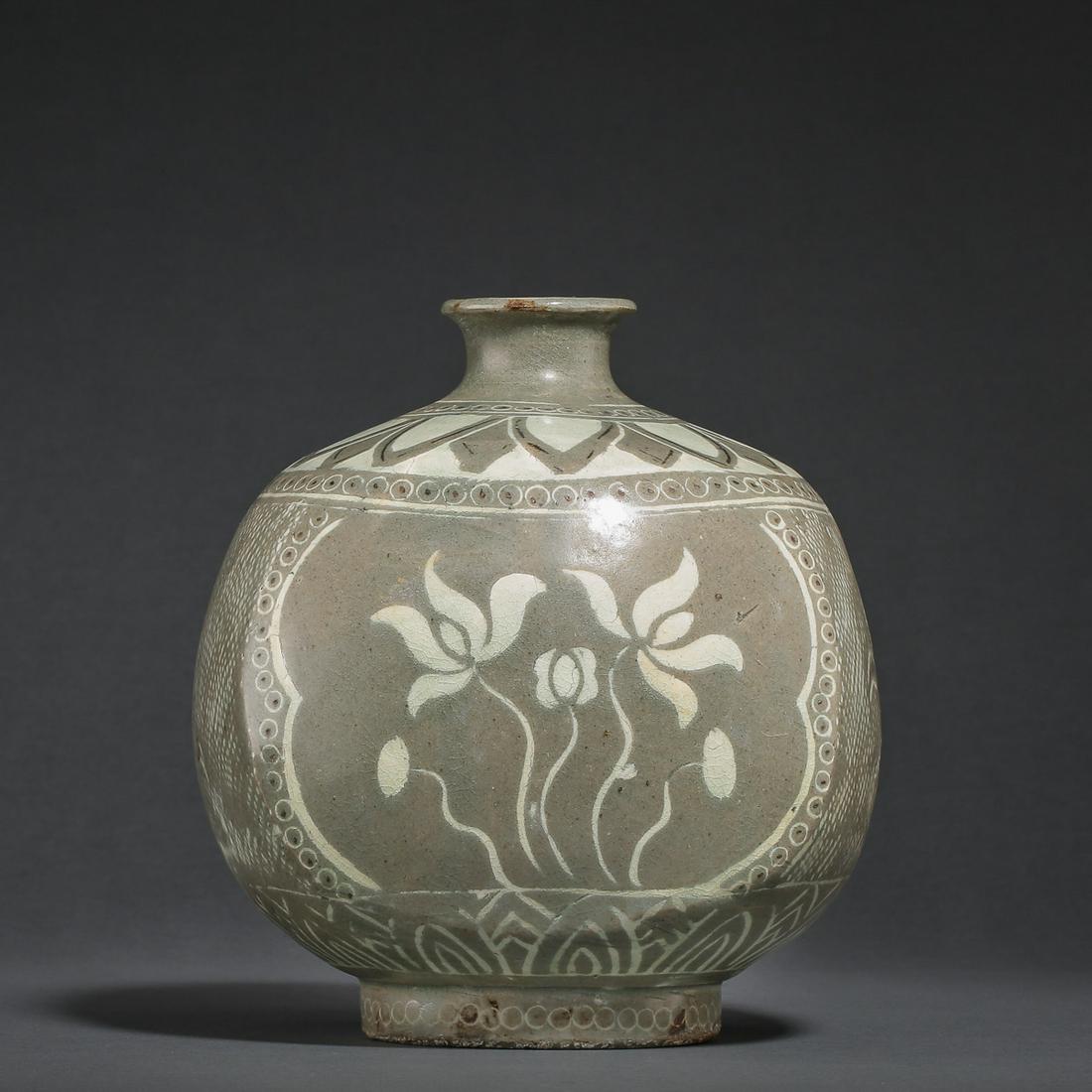 ANCIENT KOREAN CELADON VASE (1 of 9)