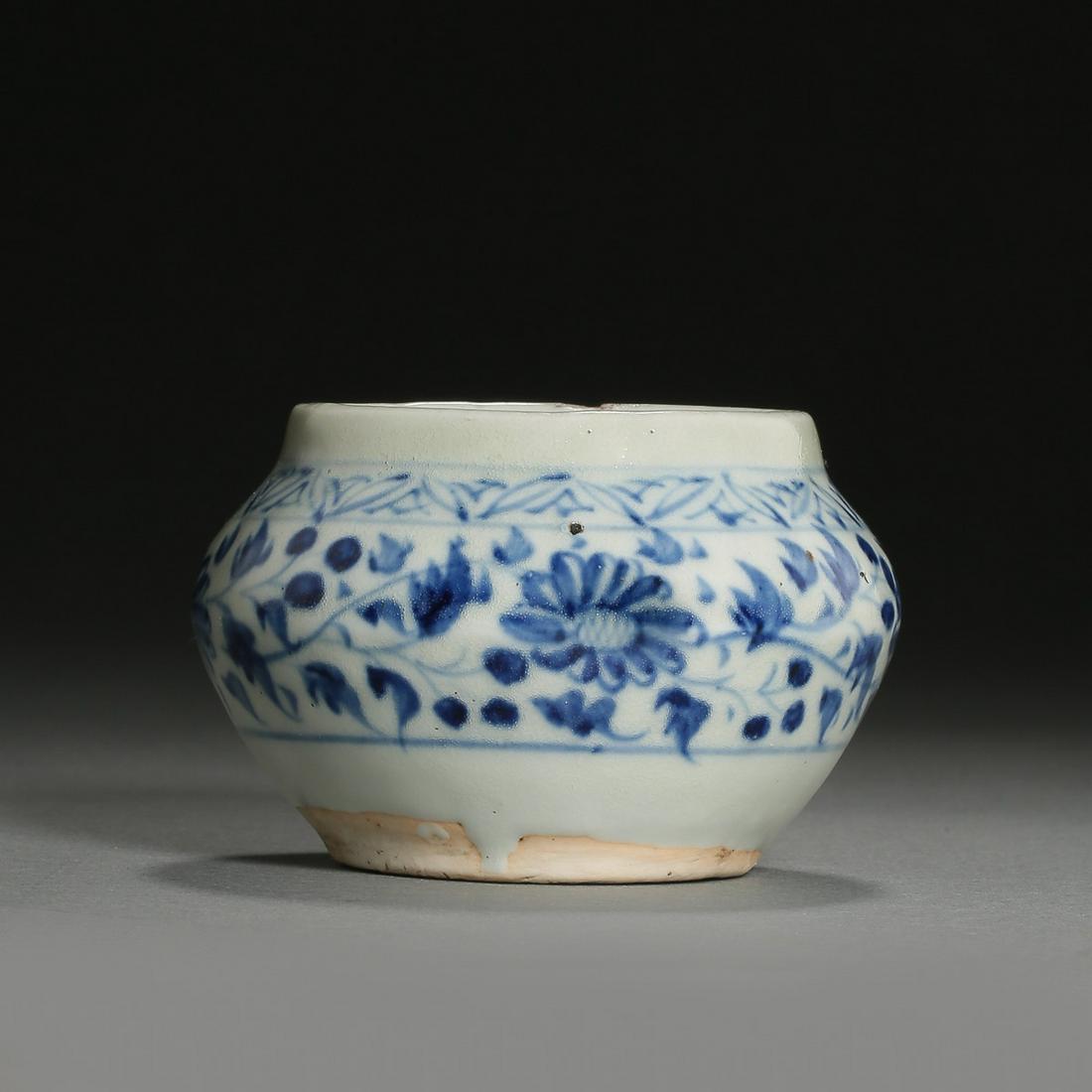CHINESE YUAN DYNASTY BLUE AND WHITE JAR (1 of 7)