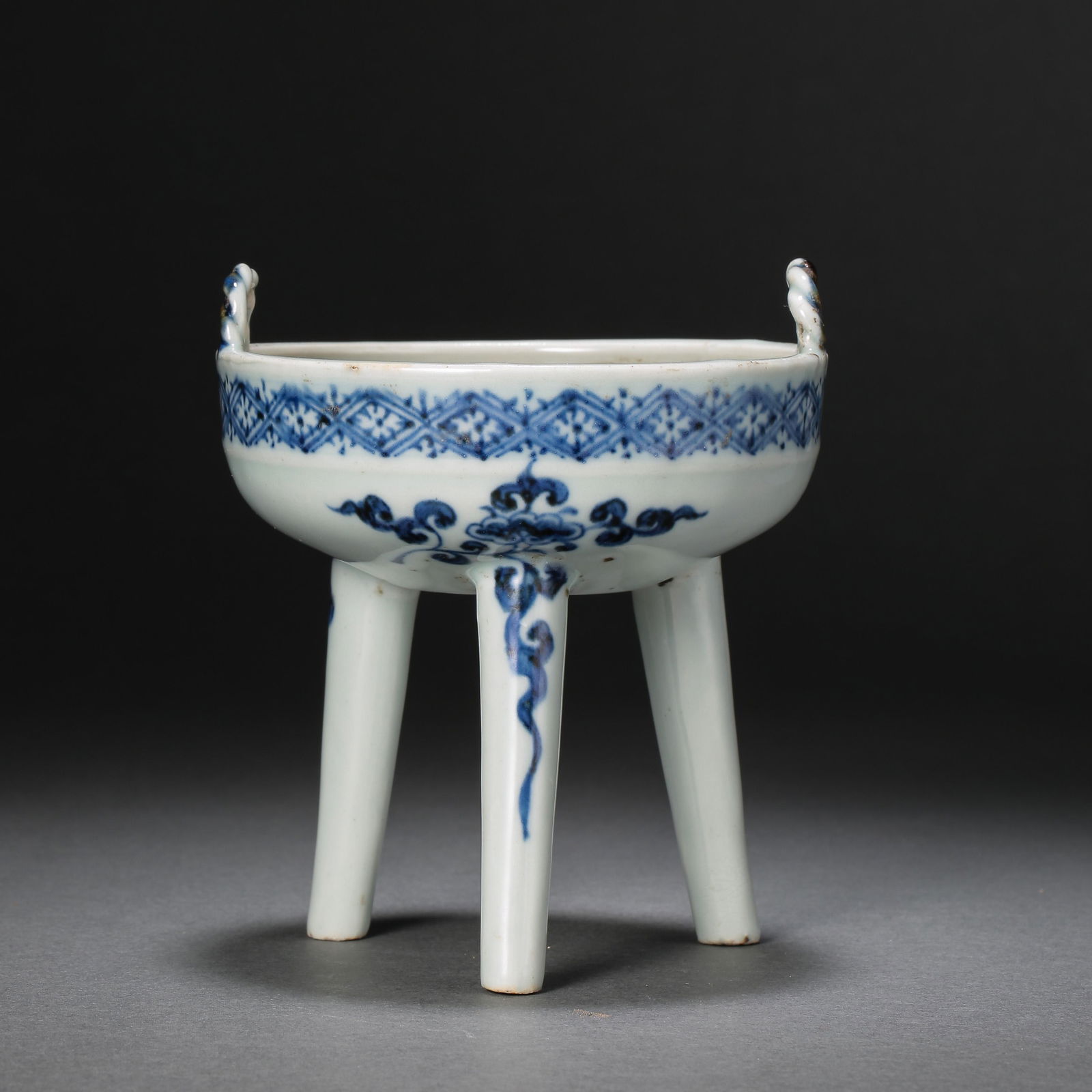 YUAN DYNASTY, CHINESE BLUE AND WHITE THREE-LEGGED STOVE (1 of 8)
