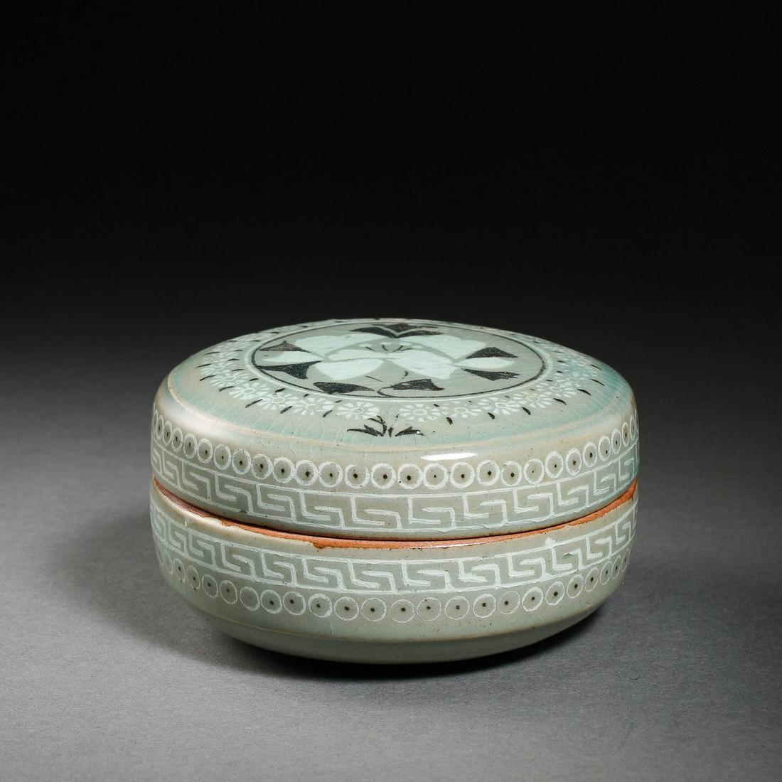 ANCIENT KOREAN CELADON POWDER BOX (1 of 9)