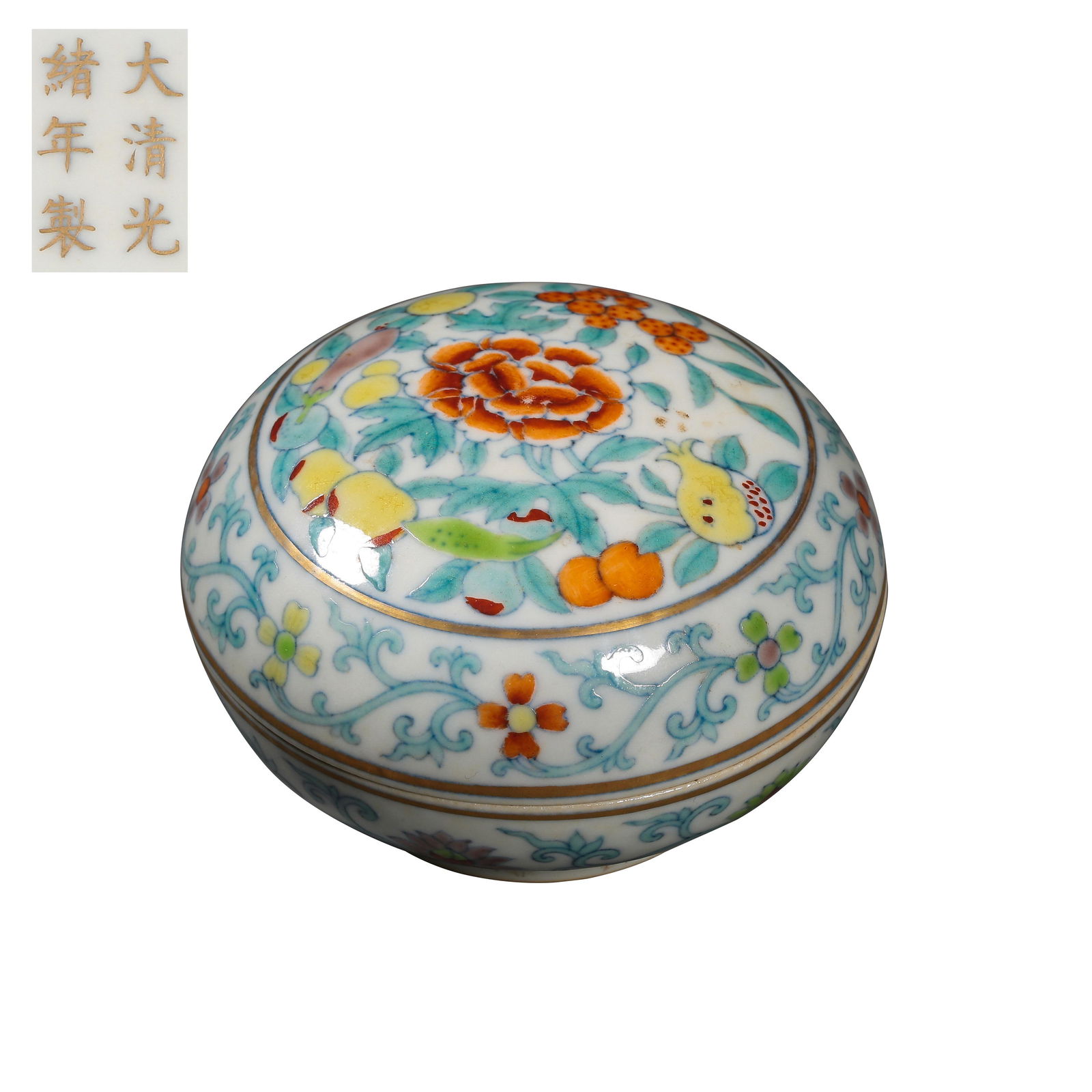 CHINESE QING DYNASTY DOUCAI PORCELAIN POWDER BOX (1 of 10)