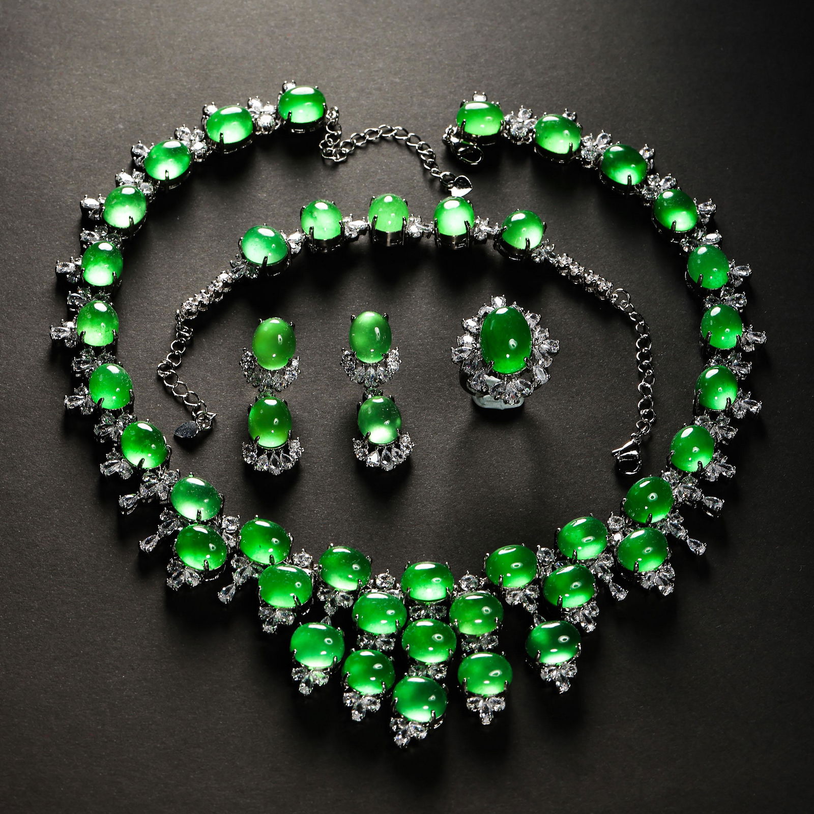 A SET OF MODERN JADEITE JEWELRY (1 of 11)