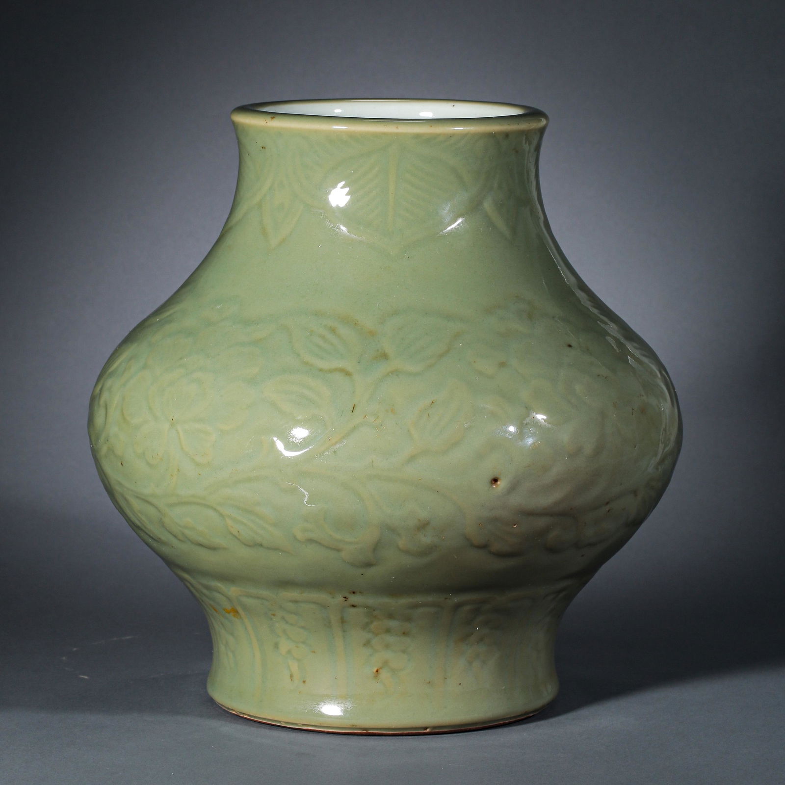 BEFORE THE MING DYNASTY, A LONGQUAN WARE CELADON GLAZED VASE (1 of 8)