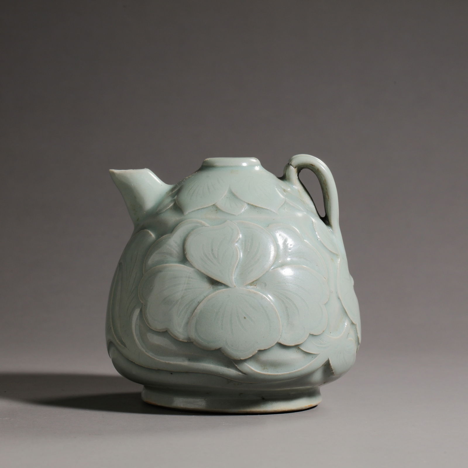 YAOZHOU WARE CARVED FLOWER PATTERNS POT, LATE TANG AND FIVE DYNASTIES, CHINA (1 of 8)