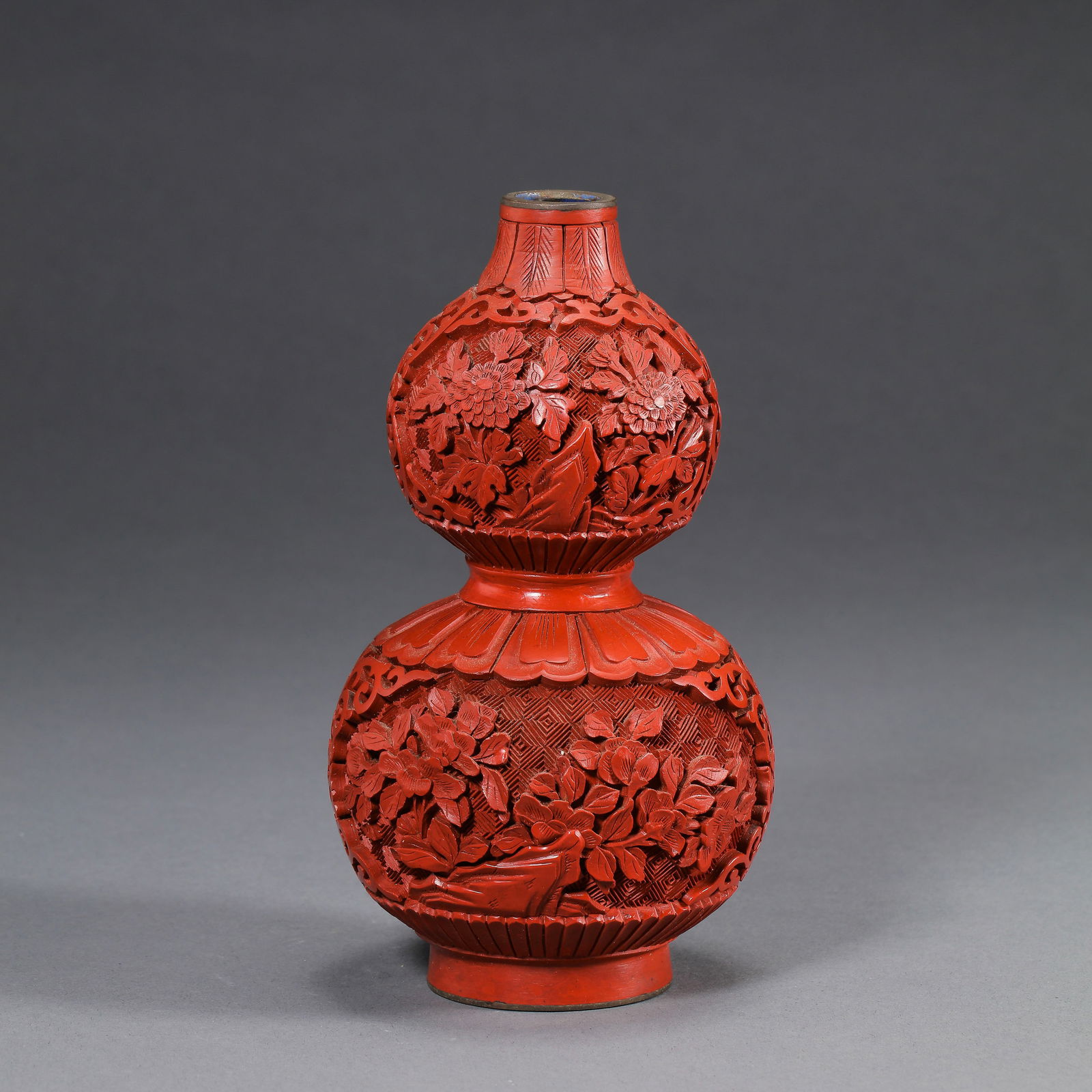 QING DYNASTY CARVED RED FLOWER PATTERN GOURD BOTTLE (1 of 9)