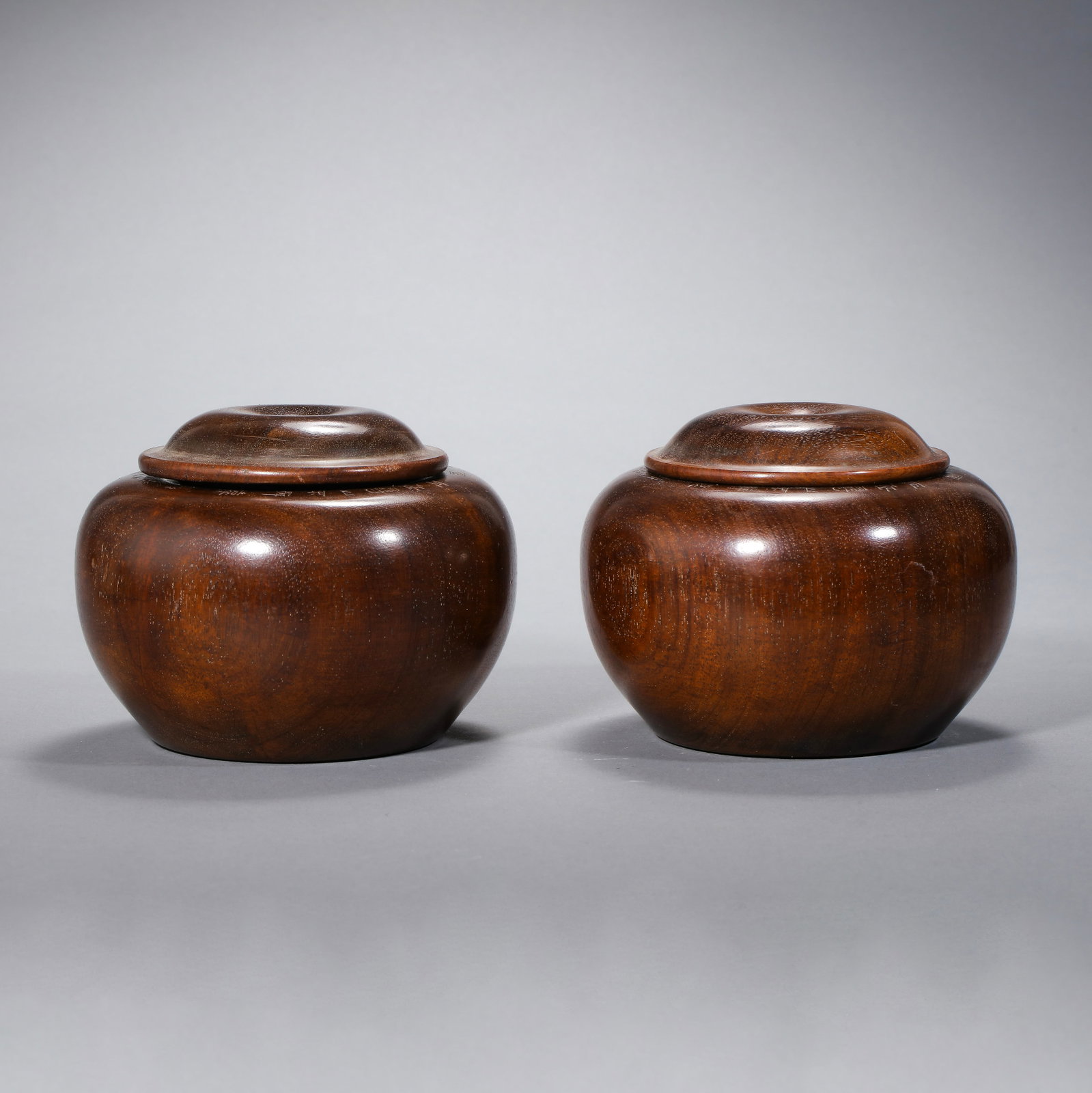 A PAIR OF QING DYNASTY YELLOW ROSEWOOD COVER BOWLS: A PAIR OF QING DYNASTY YELLOW ROSEWOOD COVER BOWLS; H. 11.5 cm. W. 13.5 cm.