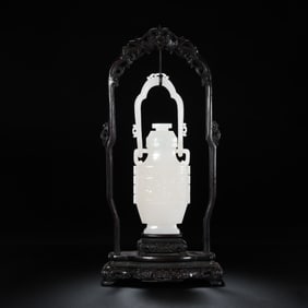 Qing dynasty Hotan white jade lifting beam lid bottle