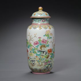 Qing Qianlong period famille rose flower and bird pattern lid bottle