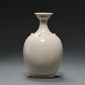 7-10 centuries Xing ware white porcelain vase in Tang Dynasty