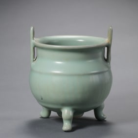 12th-13th century Southern Song Dynasty Longquan ware celadon double-eared three-legged furnace