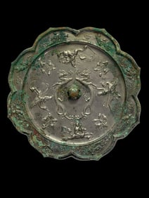 7th-10th century Tang Dynasty bronze mirror with double dragon pattern and sunflower mouth