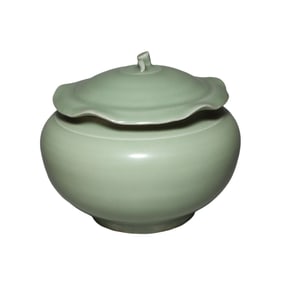 12th-13th century Southern Song Dynasty Longquan ware celadon-glazed lotus leaf lid jar