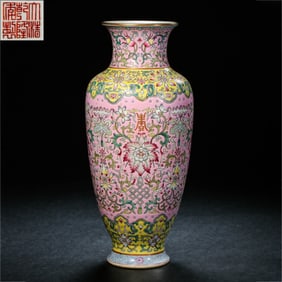 chinese Qianlong Period powder-colored flower pattern appreciation bottle