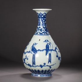 jade vase with blue and white flower and bird patterns from the Yongle period of the Ming Dynasty,