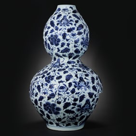 Restored piece of Chinese Yuan Dynasty blue and white flower patterned gourd large vase