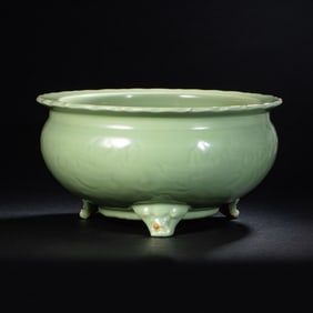 Chinese Ming Dynasty Longquan ware blue-glazed flower-mouthed tripod stove