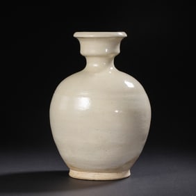 Chinese Tang Dynasty Gongxian ware white porcelain plate-mouthed pot