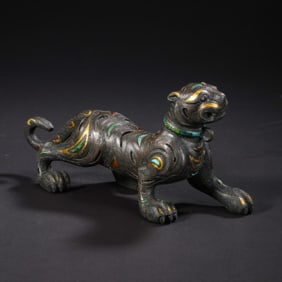 During the Warring States period in China, there were gold and silver inlaid gemstone beasts