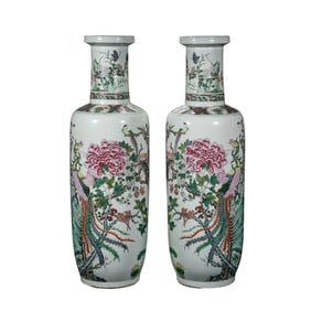 A PAIR OF 18TH CENTURY CHINESE QING DYNASTY FAMILLE ROSE FLOWER AND BIRD PATTERN PLATE-MOUTHED VASES