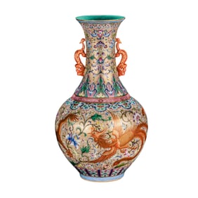19TH CENTURY, FAMILLE ROSE GOLD-PAINTED PHOENIX PATTERN DOUBLE-EARED VASE FROM THE DAOGUANG PERIOD