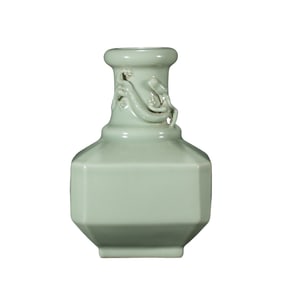 18TH CENTURY FAMILLE ROSE GLAZE LONG-NECKED VASE WITH DRAGON PATTERN FROM THE QIANLONG PERIOD OF THE