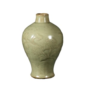 13TH-14TH CENTURY, YUAN DYNASTY LONGQUAN KILN GREEN GLAZE FLOWER PATTERN PLUM VASE