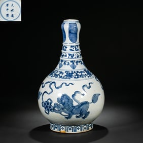 16TH CENTURY, CHINA, MING WANLI PERIOD BLUE AND WHITE LION DANCE HYDRANGEA PATTERN GARLIC VASE