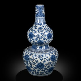 13TH-14TH CENTURY, CHINA YUAN DYNASTY BLUE AND WHITE TWINED FLOWER PATTERN GOURD VASE