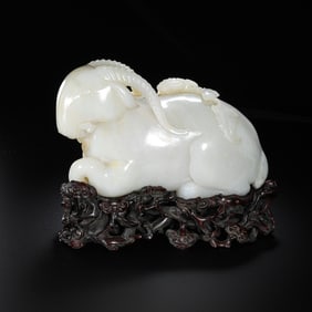 18TH CENTURY, CHINESE QING DYNASTY HETIAN WHITE JADE LYING SHEEP