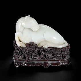 18TH CENTURY, CHINESE QING DYNASTY HETIAN WHITE JADE LYING HORSE