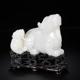 18TH CENTURY, CHINESE QING DYNASTY HOTAN WHITE JADE MOTHER AND CHILD AUSPICIOUS BEASTS