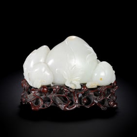 18TH CENTURY, CHINESE QING DYNASTY HOTAN WHITE JADE CLEVERLY CARVED LONGEVITY PEACH