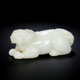 18TH CENTURY, CHINESE QING DYNASTY HETIAN WHITE JADE AUSPICIOUS BEAST