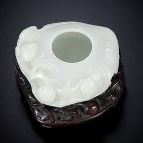 18TH CENTURY, CHINESE QING DYNASTY HETIAN WHITE JADE LONGEVITY PEACH PATTERN WATER POT