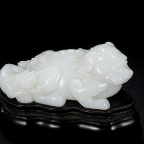 18TH CENTURY, CHINA QING DYNASTY HOTAN WHITE JADE MOTHER AND CHILD AUSPICIOUS BEASTS