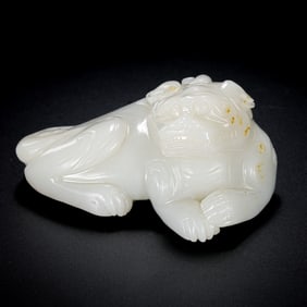 18TH CENTURY, CHINESE QING DYNASTY HETIAN WHITE JADE AUSPICIOUS BEAST